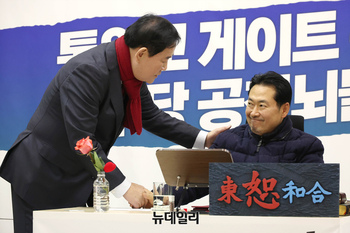 [포토] 장동혁 대표 단식농성장 찾은 최경환 전 경제부총리