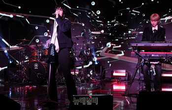 [영상] 정규앨범으로 컴백한 밴드 캐치더영, 도파민 터지는 타이틀곡 무대