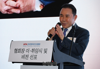 [포토] 축사하는 윤홍근 제너시스BBQ 회장