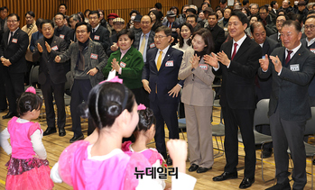 [포토] 어린이 축하공연 관람하는 오세훈 서울시장