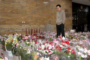 [포토] 당원들 응원 꽃바구니 살펴보는 장동혁 국민의힘 대표