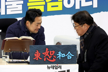 [포토] 장동혁 국민의힘 대표 단식농성장 찾은 조원진 대표