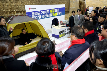 [포토] 장동혁 대표 단식농성장 찾은 당원들