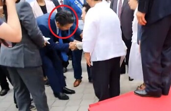 [단독] 신천지 특검, 野만 받으라는 민주 … 정청래, 21대 총선 前 신천지 위장 조직 행사서 '90도 인사'