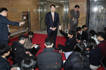 [포토] 기자들의 질문에 답하는 이준석 대표