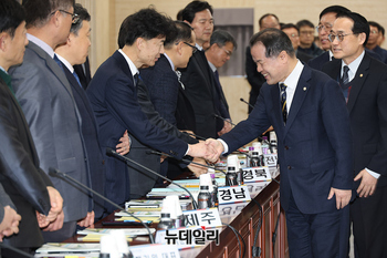 [포토] 2026년도 주요업무계획 회의 참석하는 중앙선관위 사무총장-상임위원
