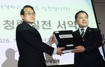 [포토] 청렴실천서약서 전달하는 허철훈 중앙선관위 사무총장