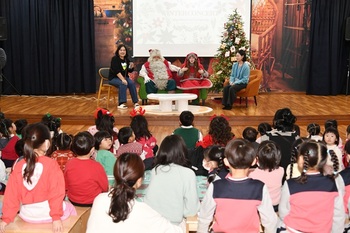 [포토뉴스] 화천 어린이 도서관을 방문한 리얼 산타클로스와 요정 엘프