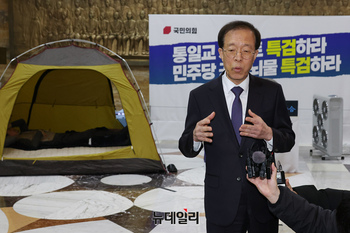 [포토] 장동혁 대표 만나고 나온 이석연 국민통합위원장