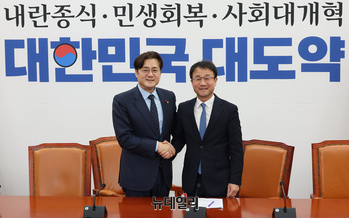 [포토] 한병도 원내대표와 기념촤영 하는 홍익표 정무수석