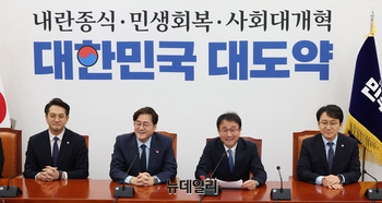 [포토] 한병동 민주당 원내대표 찾은 홍익표 정무수석