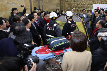 [포토] 장동혁 대표 농성장 앞에서 대기하는 구급대원