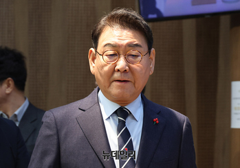 [포토] 인천시장 출마선언 회견장 입장하는 김교흥 의원