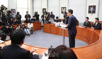 [포토] 긴급 기자회견 갖는 정청래 민주당 대표