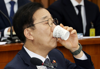 [포토] 12.29 여객기 참사 청문회서 물 마시는 김윤덕 장관