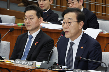 [포토] 답변하는 김윤덕 국토교통부 장관