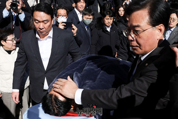 [포토] 병원으로 이송되는 장동혁 대표 
