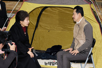 [포토] 단식 8일째 장동혁 대표 찾은 박근혜 전 대통령