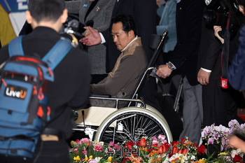 [포토] 구급차로 향하는 장동혁 국민의힘 대표