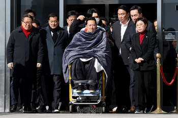 [포토] 단식 멈추고 국회 밖으로 나온 장동혁 대표