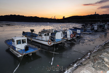 [포토] 최강 한파에 바다도 '꽁꽁'...얼어붙은 어선들
