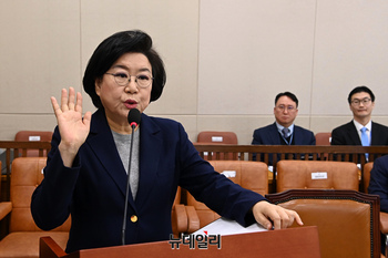 [포토] 선서하는 이혜훈 기획예산처 장관 후보자