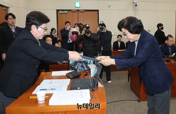 [포토] 선서문 제출하는 이혜훈 기획예산처 장관 후보자