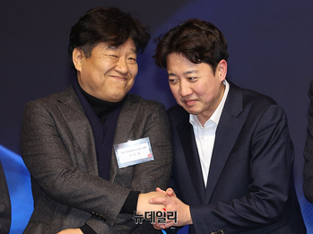 [포토] 악수나누는 이준석-양문석