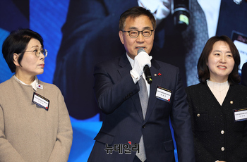 [포토] 새해덕담 건네는 최형두 의원