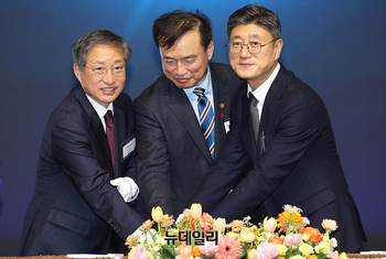 [포토] 떡케이크 자르는 김종철 방미통위원장