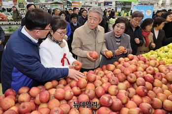 [포토] 농협 설특별할인행사, 매장 둘러보는 강호동 중앙회장