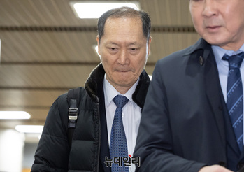 [포토] 재판 출석하는 이완규 전 법제처장