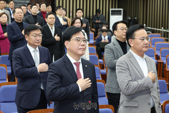 [포토] 국민의례 하는 송언석 국민의힘 원내대표