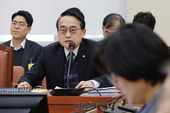 [포토] 답변하는 허철훈 중앙선거관리위원회 사무총장