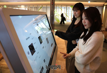 [포토] 롯데월드몰 '배리어프리 키오스크' 도입