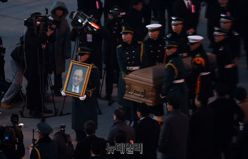[포토] 인천공항 도착한 이해찬 전 총리 시신