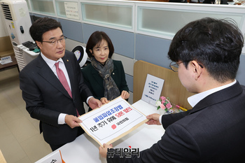 [포토] '불법파업조장법 1년 유예 법안' 제출하는 국민의힘