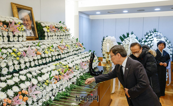 [포토] 조문하는 정근식 서울시교육감