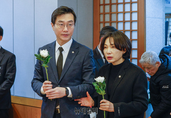 [포토] 조문하는 장경태·서미화 더불어민주당 의원