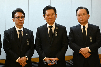 [포토] 조문객 맞는 김부겸 전 총리