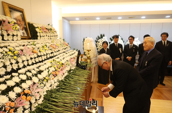 [포토] 빈소 조문하는 이부영 위원장-이재오 이사장