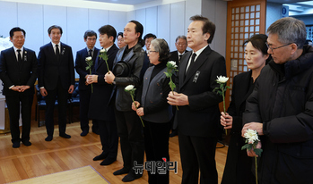 [포토] 빈소 찾은 손학규 전 국회의원