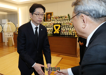 [포토] 조문하는 김경수 전 경남지사