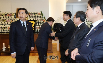 [포토] 조문하는 구윤철 부총리