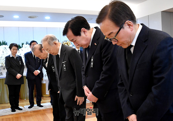 [포토] 조문하는 손경식-김기문 회장