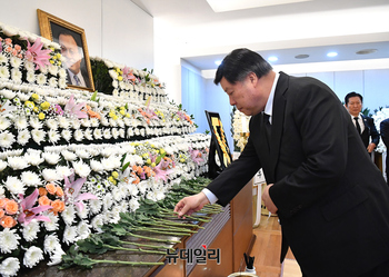 [포토] 조문하는 서정진 셀트리온그룹 회장