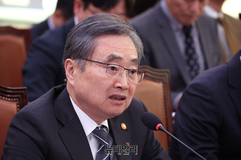 [포토] 답변하는 조현 외교부 장관