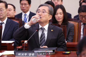 [포토] 목 타는 조현 외교부 장관