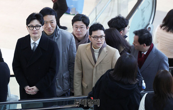 [포토] 영화관 향하는 한동훈 전 대표 