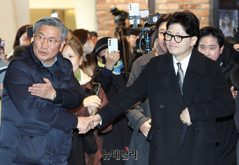 [포토] 인사 나누는 한동훈 